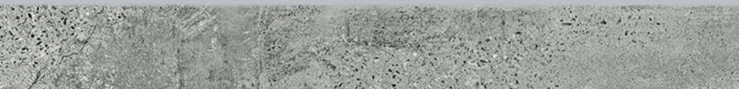 Fliese Newstone Grauer Sockel 7x60